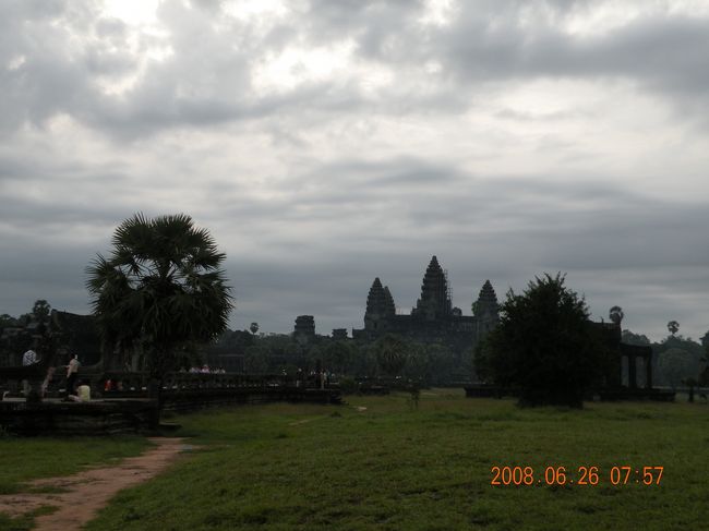 結局タイムリミットが来てしまい、<br />朝日は見れずに終ってしまいました。<br />待てば見れるという気配もなく<br />ある意味すっぱりあきらめられました。<br />雨降らなかっただけでもマシ？<br />でも、本当に残念でした。<br /><br /><br />