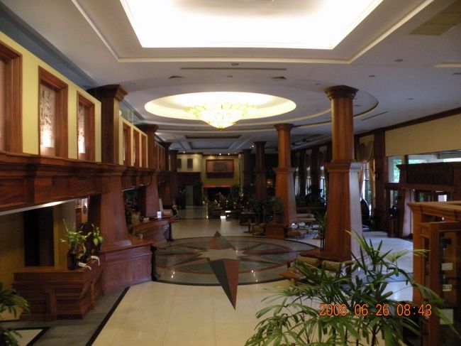 8：30にロビーに集合。<br />カンボジアで有名な遺跡<br />“アンコール・トム”へ向かいました。<br /><br />アンコール・トムとは【大きな都】のこと。<br />1つの遺跡の名称ではなく、<br />一辺3kmの城壁に囲まれたエリアを指します。<br />1時間半休憩なしの観光になるので<br />必要な物は持っていくよう言われました。<br /><br />