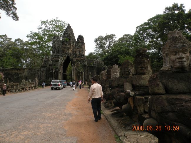 ≪南大門≫<br />かつてバスも門を通行できたが、<br />ぶつかって遺跡が破壊されたことがあり、<br />今は小さな車しか通行できなくなっている。<br /><br />