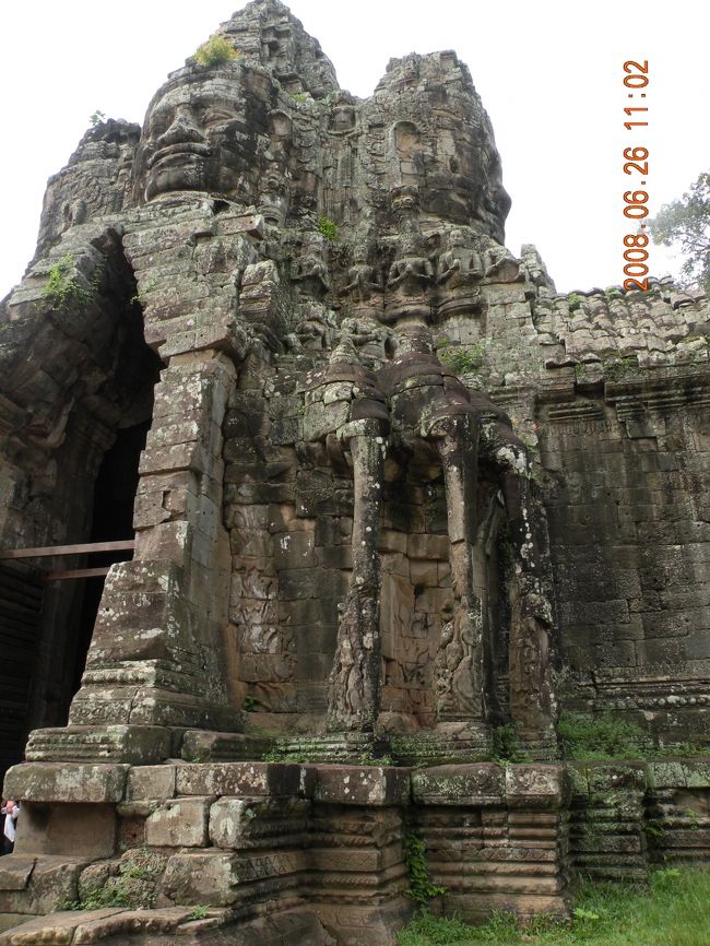 ≪死者の門≫<br />ゾウが蓮の花を<br />鼻でからめて遊んでいる。<br /><br />このゾウは【乳海攪拌】で<br />海から産まれたものの1つとされてます。<br />