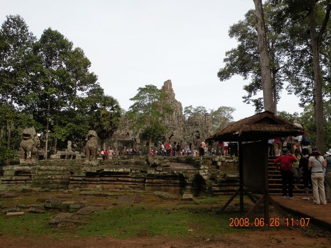 しばらく歩くと“バイヨン”が。<br /><br />曜日の関係なのか<br />今までで一番人が多かったです。<br /><br />至る所に観光客の姿が。<br />団体客が多かったような気がします。<br /><br /><br /><br />