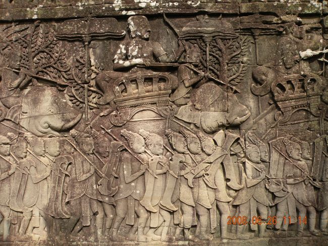 バイヨンのレリーフも素晴らしく、<br />1つ1つ説明を聞きながら進みました。<br /><br /><br />チャンパとの戦いへ。<br />これは中国人。<br />協力関係にあったよう。<br /><br /><br /><br />