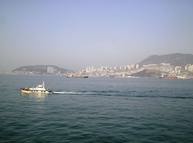 夜が明けたら、そこは韓国の釜山でした｡早朝に到着した、釜山港がある湾内光景です。沖合で停泊し、入管に必要な施設が業務開始する時刻まで待ちました。