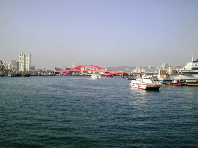 釜山港の赤いブリッジが前方に見えてきました。上陸が間近となりました。行きかう船も増えてきました。