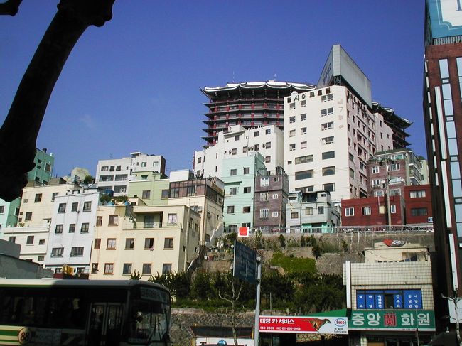 大韓航空事務所へ向かう途中の景色です。中央の一番後ろに見える茶色っぽい建物は、コモドホテルです。