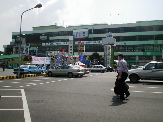 入国審査を終えた後での撮影です。フェリーターミナルが後方に見えます。少し雲が出ていますが、まずまずの天候でした。