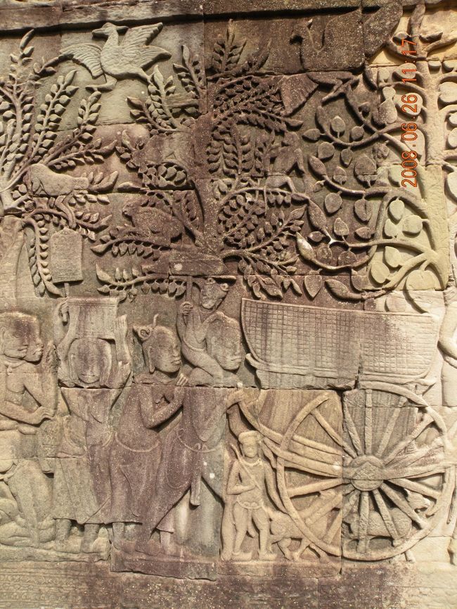 こちらはカンボジア人。<br />長い耳と短い髪が特徴。<br />お父さんの肩に子供。<br />足元にも子供が。<br />動物たちの姿も。<br /><br /><br />ティさんのガイド仲間が集合。<br />色んな人と挨拶しながら進みます。<br />にしても、男性同志で<br />ボディタッチが多い気がしました。<br />これって国民性？<br /><br />