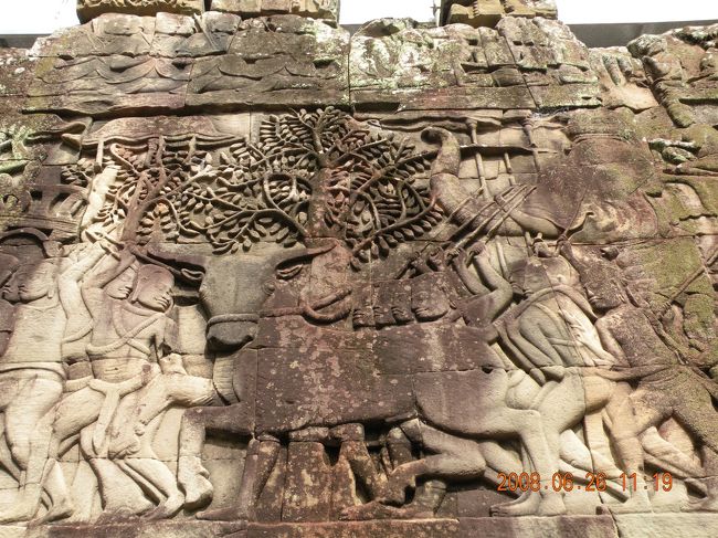 生贄の水牛。<br /><br />『戦いに勝つと生贄を捧げる。』<br />とティさんは話していたと思いますが、<br />某ガイドブックには<br />『水牛の血が入った酒を飲むと<br />　戦いに勝てると信じられていた。』<br />となっていました。<br /><br />