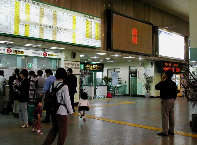 市外バスターミナルの構内です。ここで、慶州往きのバスを確認しました。バス以外には、電車でのアクセスもあります。