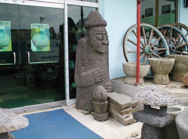 古墳群の近くの骨董屋さんの店先光景です。チェジュドの石のおじさんの置物がありました。勿論、後世に造られたものでしょう。