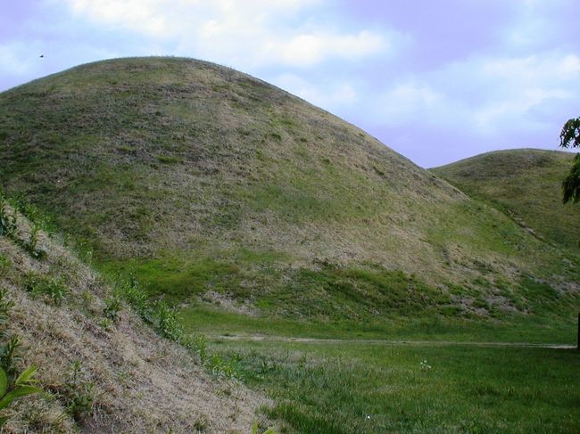 古墳群の一つです｡立ち入りが自由で、無料開放されていました。立札には、『慶州・西路里・古墳群』の文字がありました。