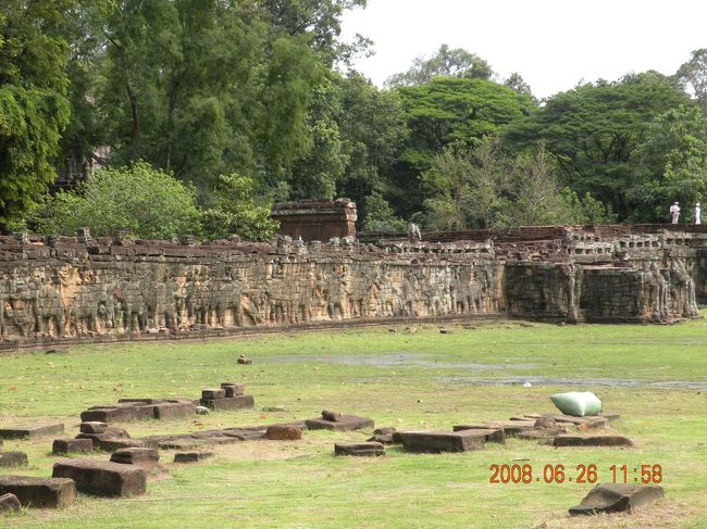 その名の通り、<br />象のレリーフが続きます。<br />長さは約300mにも。<br /><br /><br />この日はものすごく暑く、<br />2日目みたいにならぬよう水分補給。<br /><br />