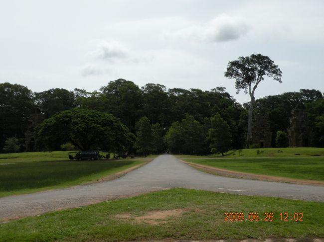 勝利の門へと続く道。<br /><br />上の写真の正面から<br />まっすぐ続いています。<br /><br /><br />象のテラスをそのまま進んでいくと<br />“ライ王のテラス”が見えます。<br /><br />日本人がつけた名前のよう。<br />どこに何があるか説明を受けた後、<br />少し自由時間をもらいました。<br />