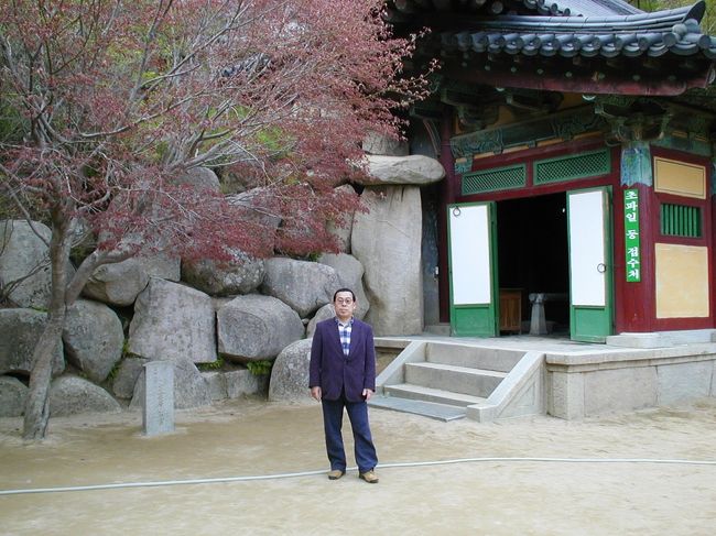 石窟庵の入り口での記念撮影です。Muさんにシャッターを押してもらいました。石窟庵の見学は、一方通行でした。