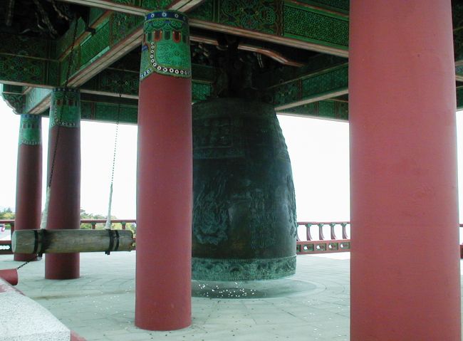 床にすれすれに置かれた、大鐘の光景です。その真下に共鳴用の穴が掘削されていました。