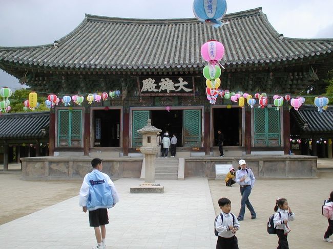 『大雄殿』の扁額が懸かった堂宇の光景です。本堂に当たる建物のようです。