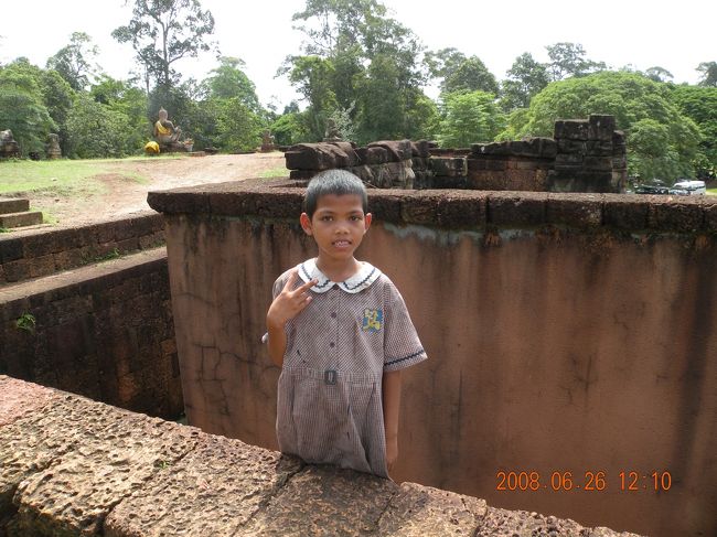 なぜか裏ピース。<br /><br />カンボジアの教育制度は<br />日本と同じ6-3-3制ですが<br />午前と午後と生徒が入れ替わるそう。<br />学校に行かない時間は<br />働いている子が多いみたいです。<br /><br />