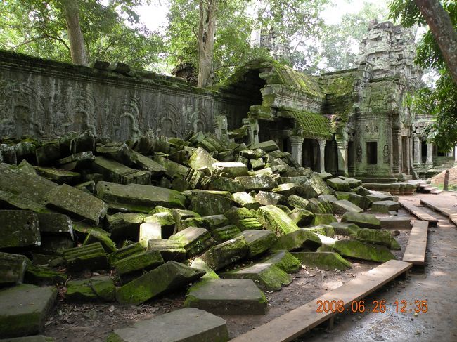 この旅最後の遺跡となる<br />“タ・プローム”<br /><br />ジャヤヴァルマン7世が<br />お母さんの為に造った僧院。<br />後にヒンズー教の寺院となったため、<br />あらゆる所の仏様が削り取られています。<br /><br />ここもすごい人が多かったです。<br />写真を撮るのに順番待ちしました。<br /><br /><br />