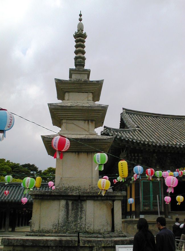 境内の石塔う。韓国の国宝に指定されています。花祭りの提灯が彩りを添えていました。
