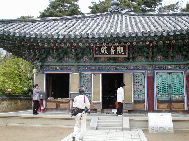 仏国寺境内の観音殿です。そんなに大きい建物ではありませんが、重厚な造りで、風格が感じられる建物です。