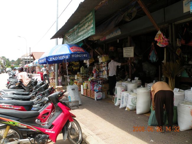 手前はお米屋さん。<br />バイクがずらりと並ぶ。<br /><br /><br />外回りを見ていたのですが、<br />やっぱり興味があるので中に潜入。<br />もわっとした空気がアジアを感じました。<br /><br />