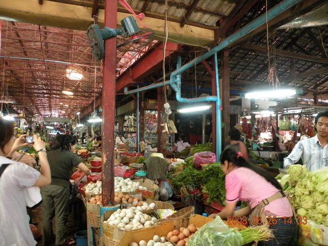 八百屋等々。<br />本来なら休み時間の為、<br />みんな横になったりしてました。<br /><br /><br />お土産屋にもあまり人がいなくて、<br />結構ゆっくり中が見れて良かったです。<br /><br />何も買う気はなかったのですが、<br />ふいに店先で見たストールの色に惹かれて。<br />早速値段交渉に入ります。<br /><br />