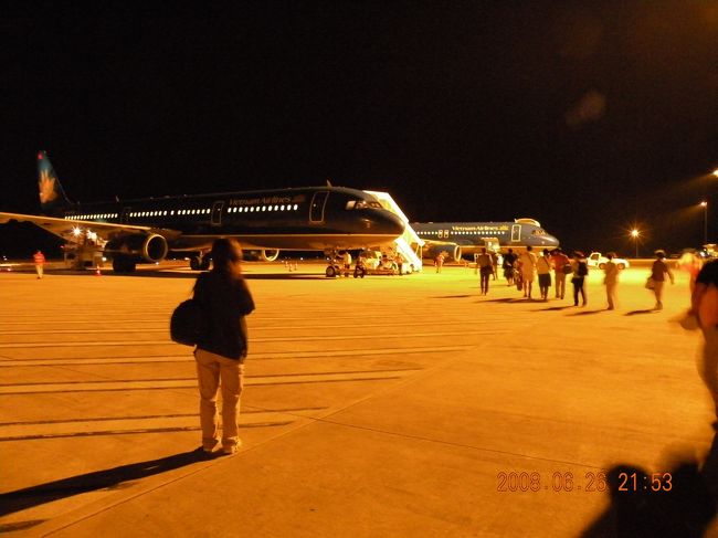 VN828　19：55発 シェムリアップ → ホーチミン<br /><br />搭乗ゲートから<br />飛行機まで徒歩で移動。<br /><br /><br />今回はあまり体調も崩さず<br />見る物全てが興味深く楽しかったです。<br />朝日は見れませんでしたが、<br />その他で雨期の影響を受けることもなく。<br />ティさんもドライバーさんもいい人で、<br />充実した旅行となりました。<br />また訪れたいと思うような国でした。<br />でも、今回見た景色はきっと次は見れない。<br />しっかり想い出を胸に…<br /><br />