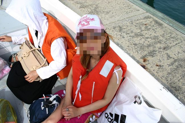 もし転覆しても大丈夫なように<br />気安めのライフジャケットを着用。<br />船いっぱいの結構な人数（15人くらい）が乗り込んで<br />一気にはての浜を目指します。<br />はての浜までは、30分くらいの船旅です。