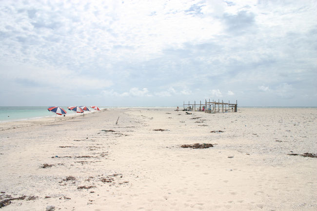 簡単に作られた休憩小屋のようなものが建ってます。<br />簡易トイレも2箇所ありました。<br />パラソルや浮き輪などもレンタルできます。<br />休憩小屋では、ドリンクも売ってますよ。