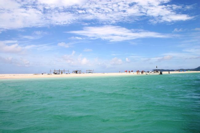 あっという間の何もしない2時間が過ぎて<br />またまたお船に乗って久米島本島へと戻ります。<br />午後からもはての浜で遊ぶ人たちや<br />シュノーケルを楽しむ人たちを残して<br />私たちは一足お先にホテルのプールでのんびり隊！