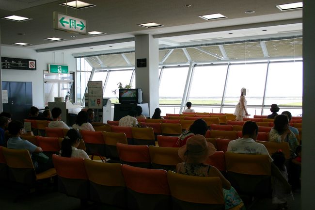 久米島空港の待合室。<br />何もない空港なので時間の潰しようがありません・・・