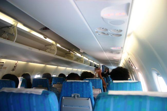 狭いけれど40分くらいのあっという間のフライトなので気にならず・・・