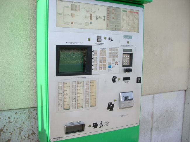 国鉄の自動券売機。<br />切符の情報を一行づつ印刷していくので、<br />発券が遅い。<br />一度、発券中に目の前で電車に行かれてしまったことがあって、くやしかった。