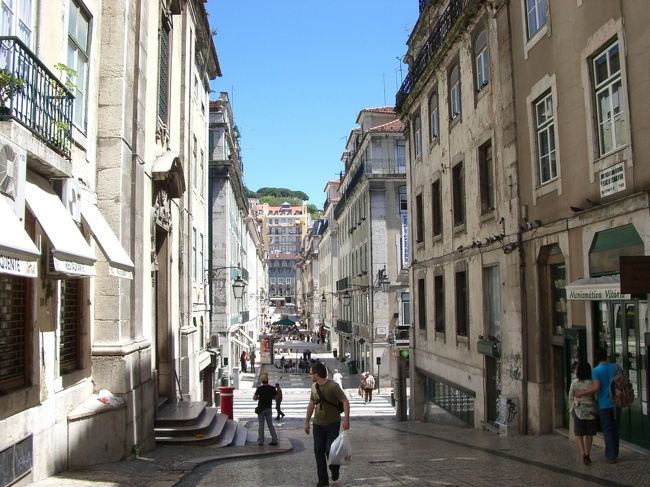 地下鉄セッテ・リオス〜バイシャ・シアードへ。<br /><br /><br />セッテコリーナシュというカードが見つからず、自動券売機で「viva viagem」というカードを購入し、<br />それにチャージしながら使った。<br />日にちに関係なく、市電、バス、メトロが乗れるので、便利だった。