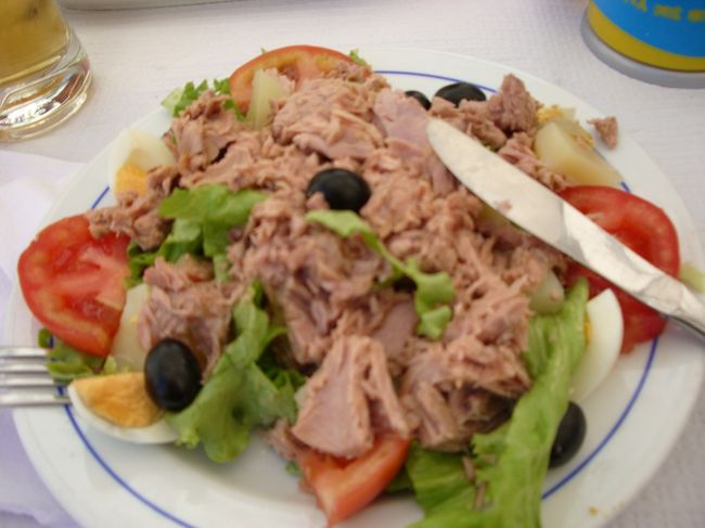 暑くて食欲がなかったので、<br />軽くツナサラダにしようと思ったのに、<br />大皿てんこもり、しかも、ツナの量が半端なくて<br />びっくりした。<br />「そうだった、ここはポルトガルなんだ」と実感。<br />でも、とてもおいしくて完食。