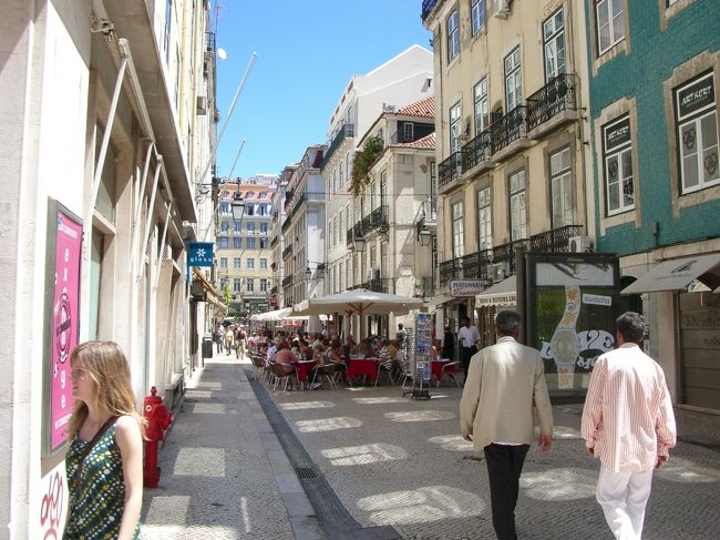 昼食。<br />暑いけど、外で食べたい。<br />出来るだけ日陰っぽいところを探す。