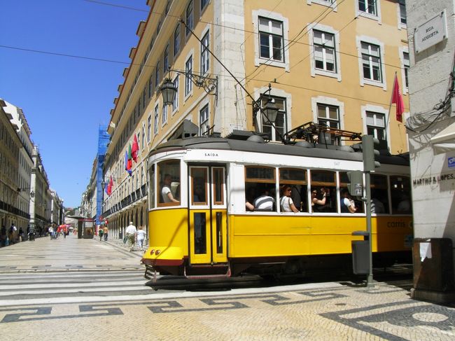 食べてる脇を市電２８番が通過。<br />満員！