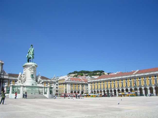 コルメシオ広場。<br />遠くにサンジョルジュ城。