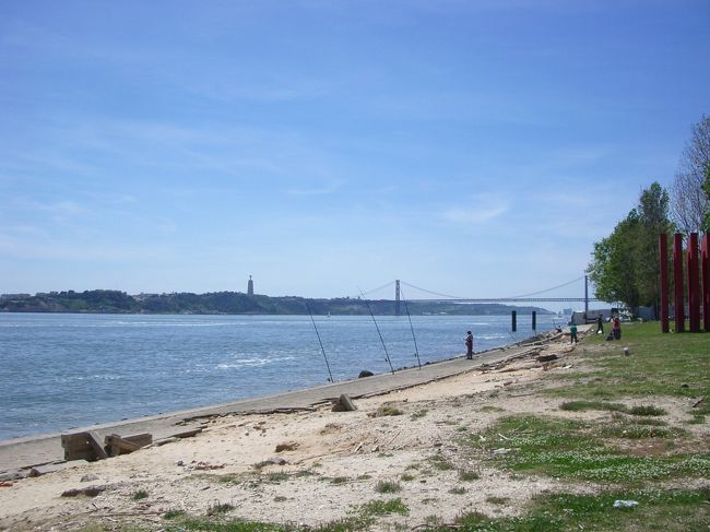 テージョ川沿いをカイス・ド・ソドレに向けて散歩<br /><br />