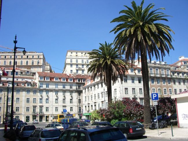 市電１５番が満員で暑そうだったので、<br />カイス・ド・ソドレから国鉄でベレンへ。<br />１．１５ユーロ。