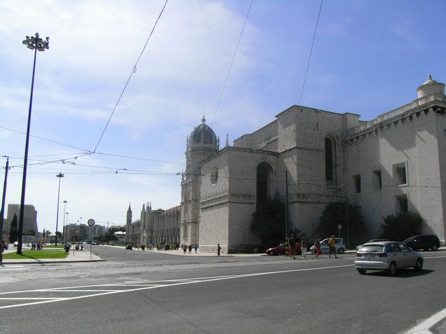 ジェロニモス修道院到着<br /><br />心残りは、パステイス・デ・ベレンの前を通りながら、<br />パステル・デ・ナタを食べれなかったこと（；；）<br />とにかく暑さにやられて、水分しかとれなかった。<br />今思えば、吐いてでも食べればよかった（；；）<br />