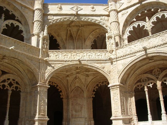 細部に渡って細かいレリーフがほられ、<br />とっても綺麗。