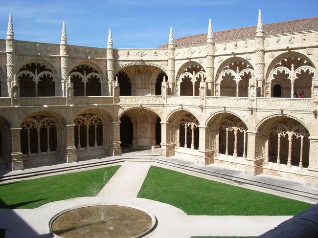 ぐるぐる廻っていたら、出口が分からなくなってしまった。<br />閉館の時間も過ぎ、危うく閉じ込められそうになった。