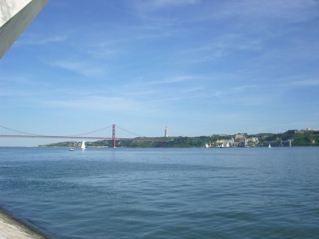 ４月２５日橋<br /><br />偶然にもこの日は４月２５日で、「自由記念日」だった。<br />公園では催し物や、カーネーション売りの人たちがたくさんいた。<br />