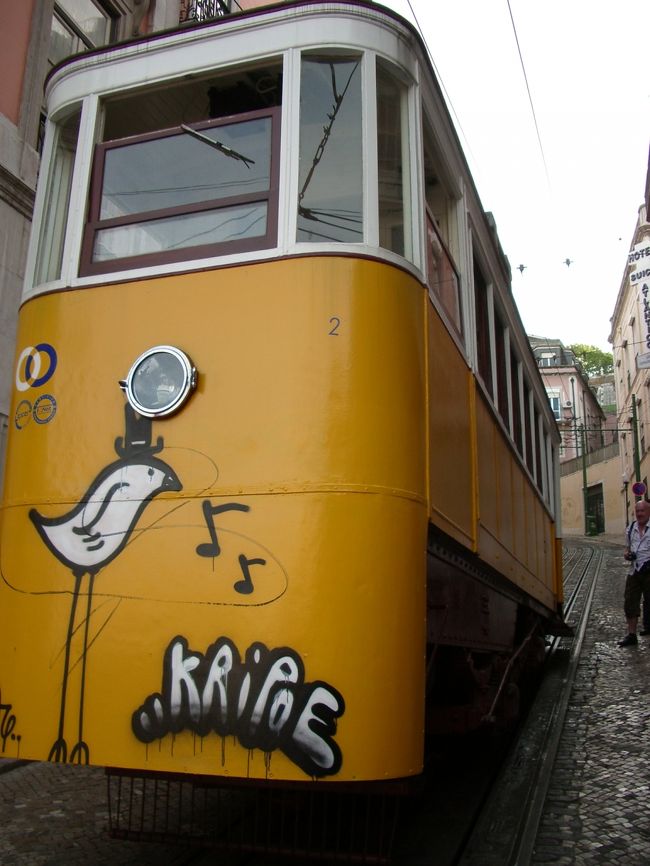 国鉄と地下鉄を乗り継ぎ、レスタウラドーレスへ。<br /><br />地下から出たら、目の前にグロリア線のケーブルカーが止まっていたので、乗ってみる。<br />でも、満員のギューギューでちょっと後悔。<br />