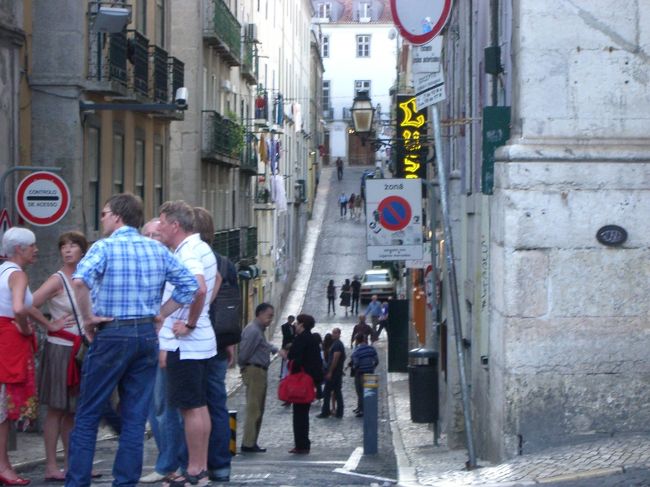 夜２０：００<br />レストランや飲み屋さんに人が集まりはじめた。