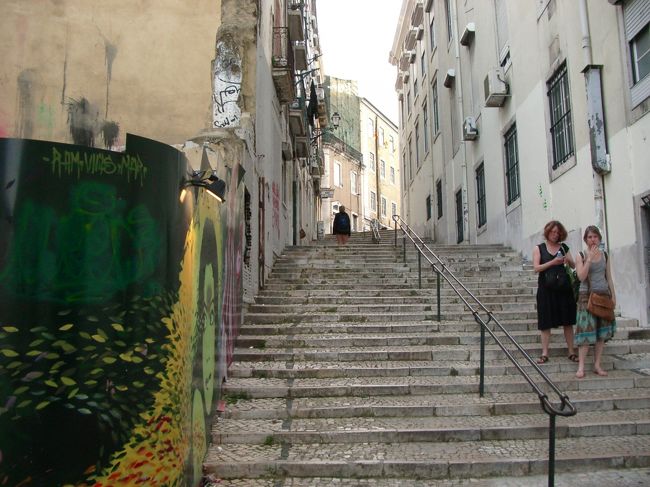 展望台からサン・ロケ教会を通り、<br />カルサダ・ド・ドゥケ通りへ。