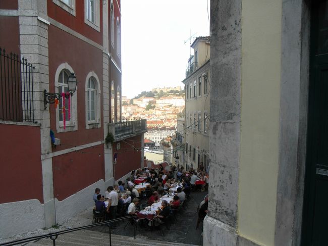 サンジョルジェ城を眺めながら、ここで夕食