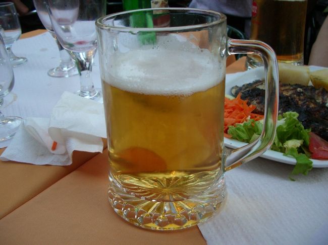 カネッカ（ジョッキ）！<br /><br />インペリアゥと言えば小さなグラスビールが出てくるし、セルヴェージャと言えば瓶ビール。<br />「あれが飲みたい」と近くでジョッキを飲んでる人を指差したら、「カネッカだね！」と、ようやく判明。