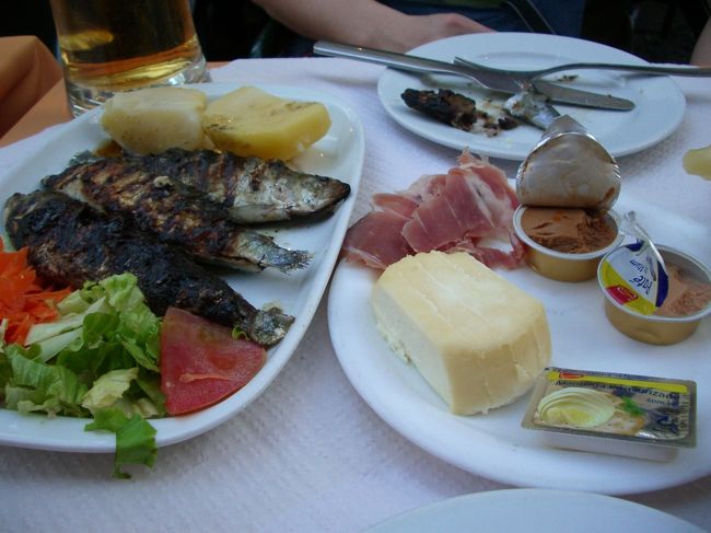 いわしの塩焼き<br /><br />メニューを見てもさっぱり分からない。<br />地球の歩き方と旅の指さし会話帳を頼りに、<br />どうしても食べたかったいわしの塩焼きを注文。<br /><br />